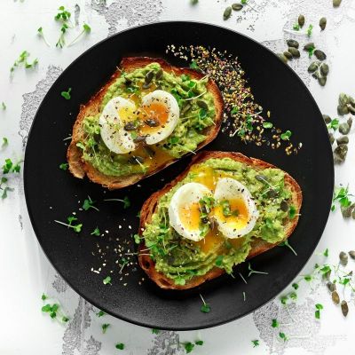Tartine à l’avocat, œuf mollet, et 7 sésames