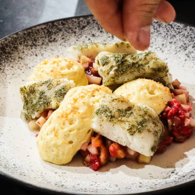 Silure de Loire poché aux herbes, vierge de légumes d'été et hollandaise à la baie verveine.